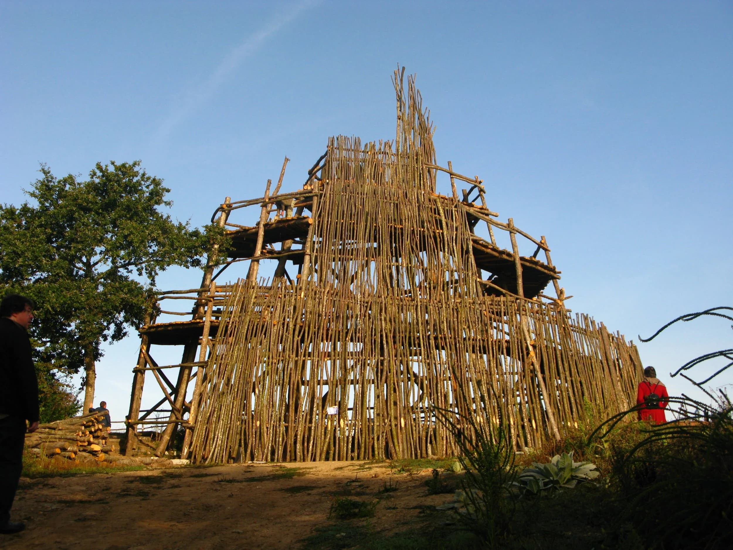 Le belvédère de la Carrière, Fégréac • participation au chantier, bardage en perches de châtaignier